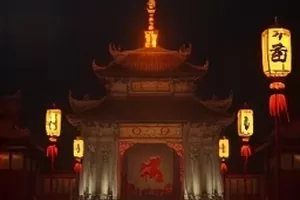 《风筝与匕首》屋顶放风筝与短刃的特写
