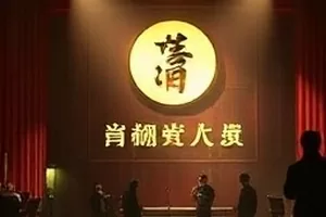 《慢速列车》绿色车厢沿河谷行驶的画面